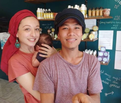 10 Potret terbaru pasangan bule Prancis dan pria Lombok, makin mesra