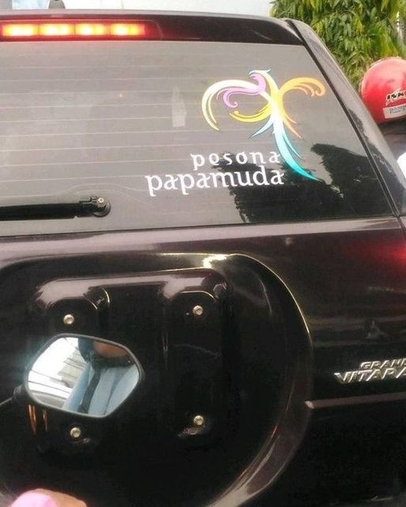 10 Potret lucu stiker di mobil ini bikin lihat dua kali