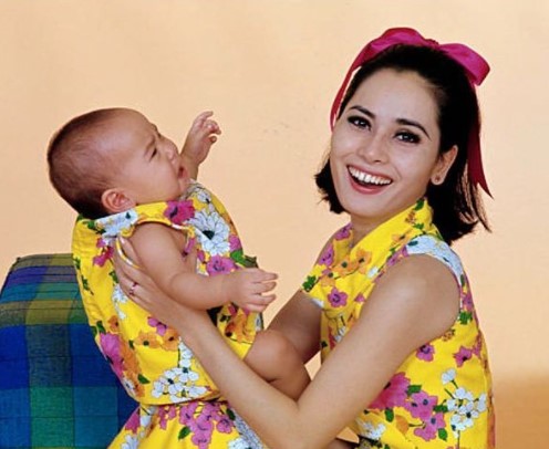 8 Potret lawas Dewi Soekarno dengan sang anak, parasnya bikin terpana