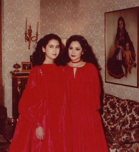 8 Potret lawas Dewi Soekarno dengan sang anak, parasnya bikin terpana