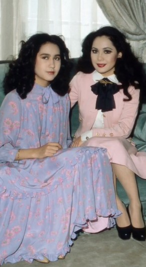 8 Potret lawas Dewi Soekarno dengan sang anak, parasnya bikin terpana