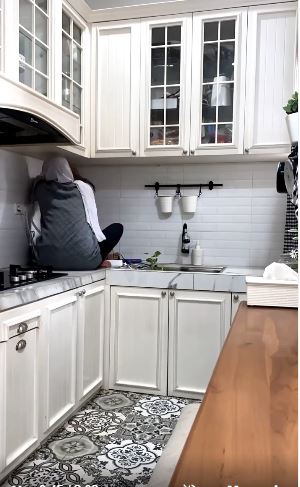 8 Potret dapur & ruang makan rumah Natalie Sarah, dekorasi bak di kafe