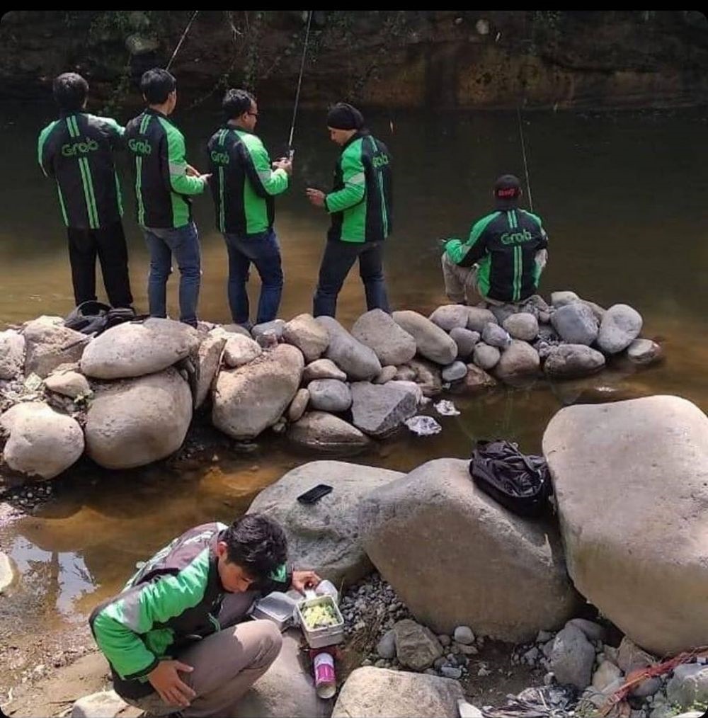 12 Aksi kocak driver ojek online nunggu orderan ini bikin senyum lebar