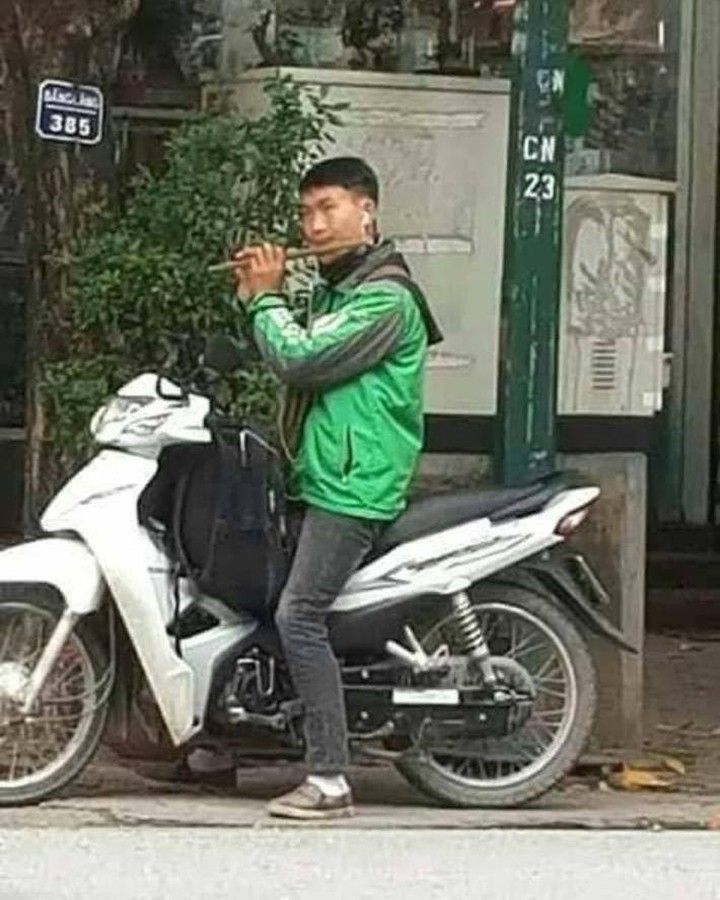 12 Aksi kocak driver ojek online nunggu orderan ini bikin senyum lebar
