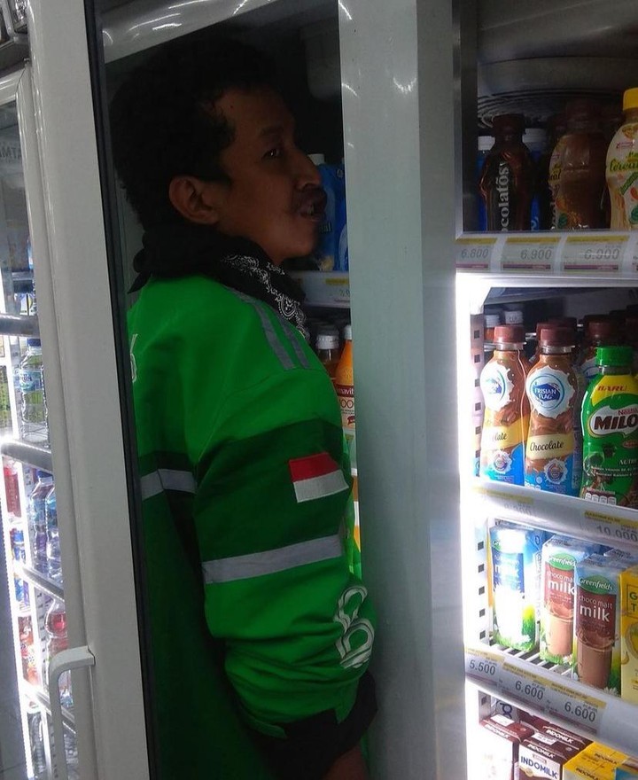12 Aksi kocak driver ojek online nunggu orderan ini bikin senyum lebar