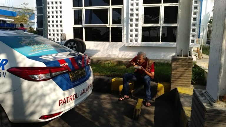 Taat peraturan PPKM, Ganjar Pranowo makan bekal di parkiran pos PJR