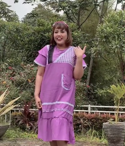 8 Potret terbaru Elly Sugigi ganti gaya rambut, dipuji bak ABG