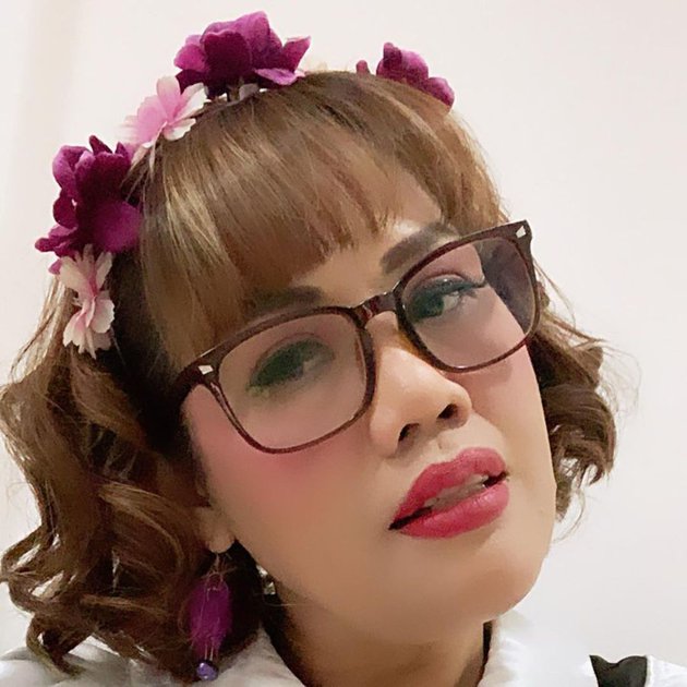 8 Potret terbaru Elly Sugigi ganti gaya rambut, dipuji bak ABG