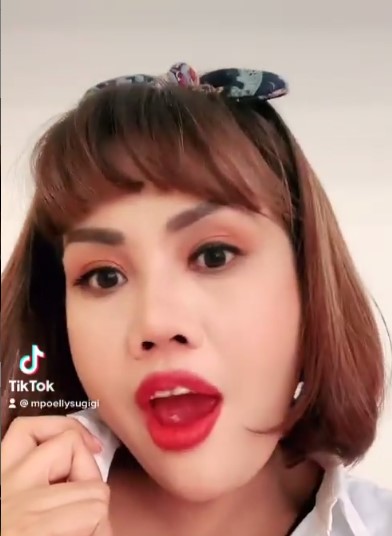 8 Potret terbaru Elly Sugigi ganti gaya rambut, dipuji bak ABG
