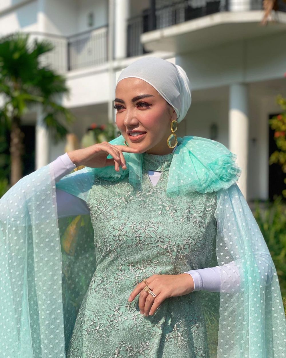 8 Pesona Bella Shofie kenakan turban, gayanya jadi sorotan