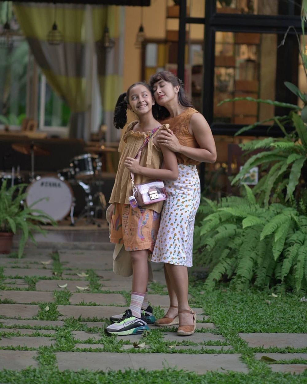 Gaya 10 diva pop Indonesia saat momong anak, Yuni Shara curi perhatian