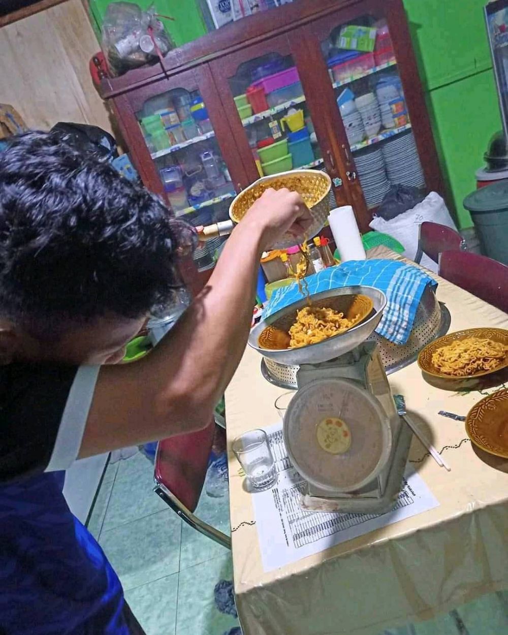 10 Cara lucu berbagi makanan ini endingnya bikin kesal