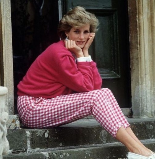 10 Inspirasi gaya outfit Putri Diana, tak lekang oleh waktu