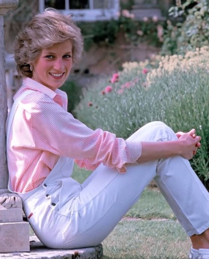 10 Inspirasi gaya outfit Putri Diana, tak lekang oleh waktu