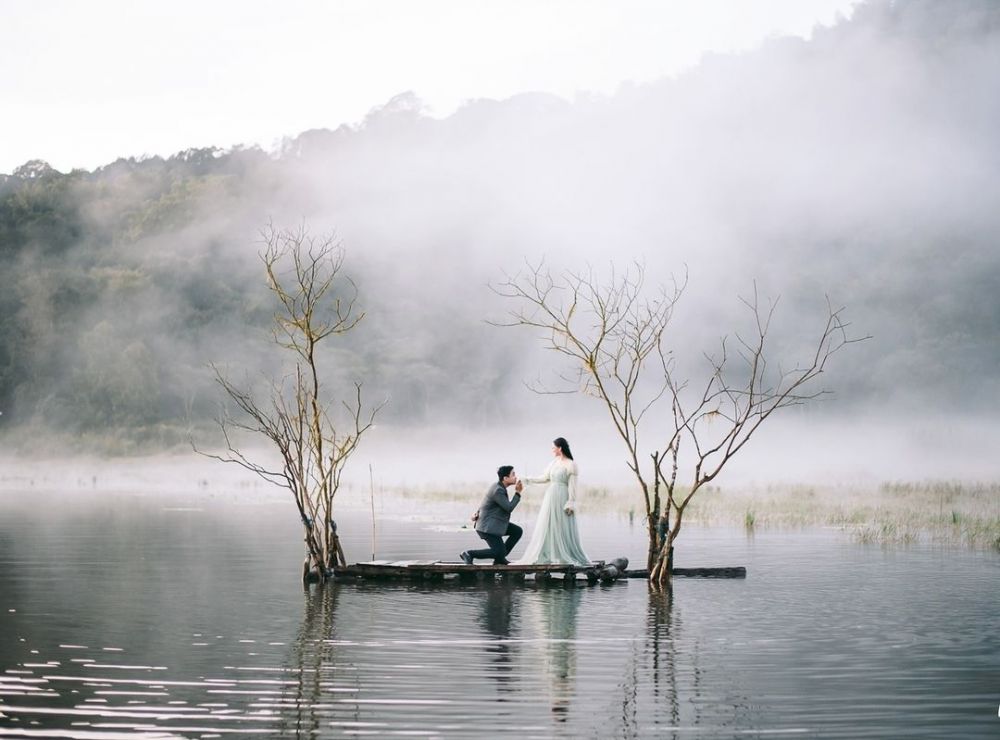 10 Potret prewedding Lutfi Agizal dan Nadya Indry, berbaju adat Bali