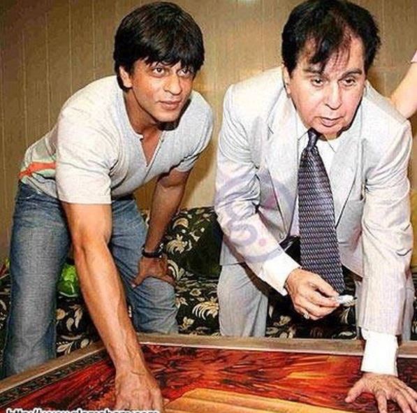 Kehilangan idola, ini 12 potret kenangan Shah Rukh Khan & Dilip Kumar 