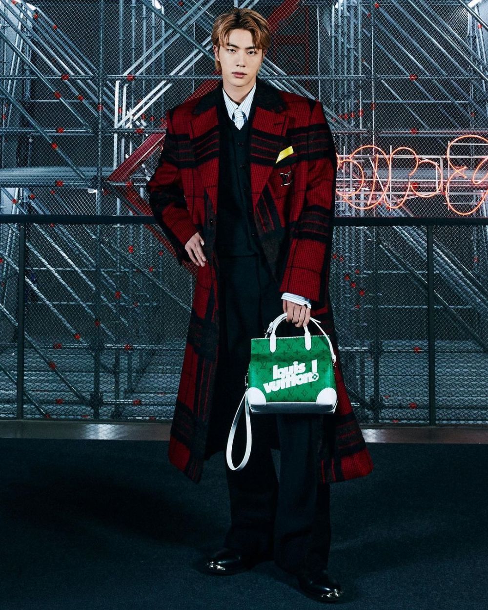 Jadi model catwalk, ini 9 potret BTS pamerkan koleksi Louis Vuitton