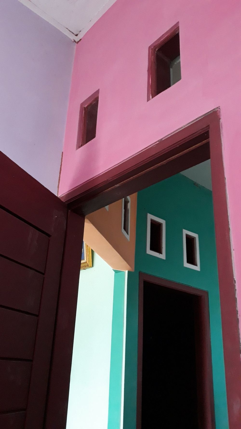 10 Potret lucu dinding rumah ini warnanya bikin geleng-geleng