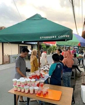 10 Momen lucu jualan nggak sesuai spanduk ini bikin mikir keras