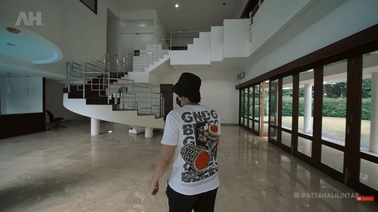10 Potret 'rumah baru' Atta Halilintar, halamannya jadi lapangan bola