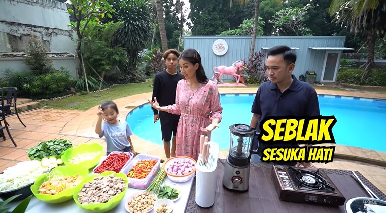 10 Potret Sarwendah dan Ruben Onsu masak besar, karyawan sampai antre