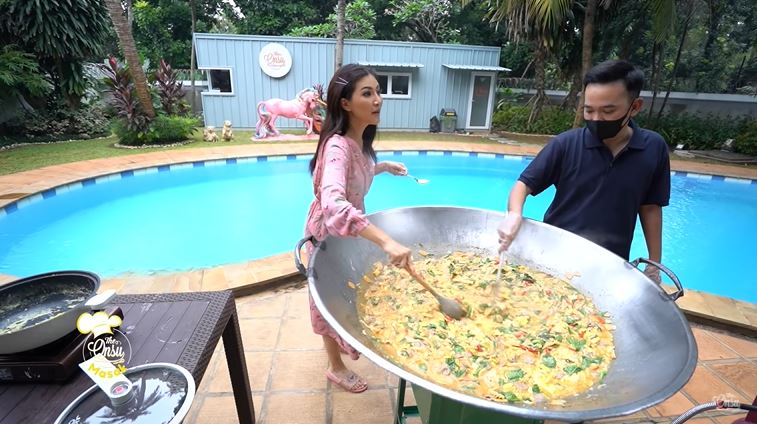 10 Potret Sarwendah dan Ruben Onsu masak besar, karyawan sampai antre