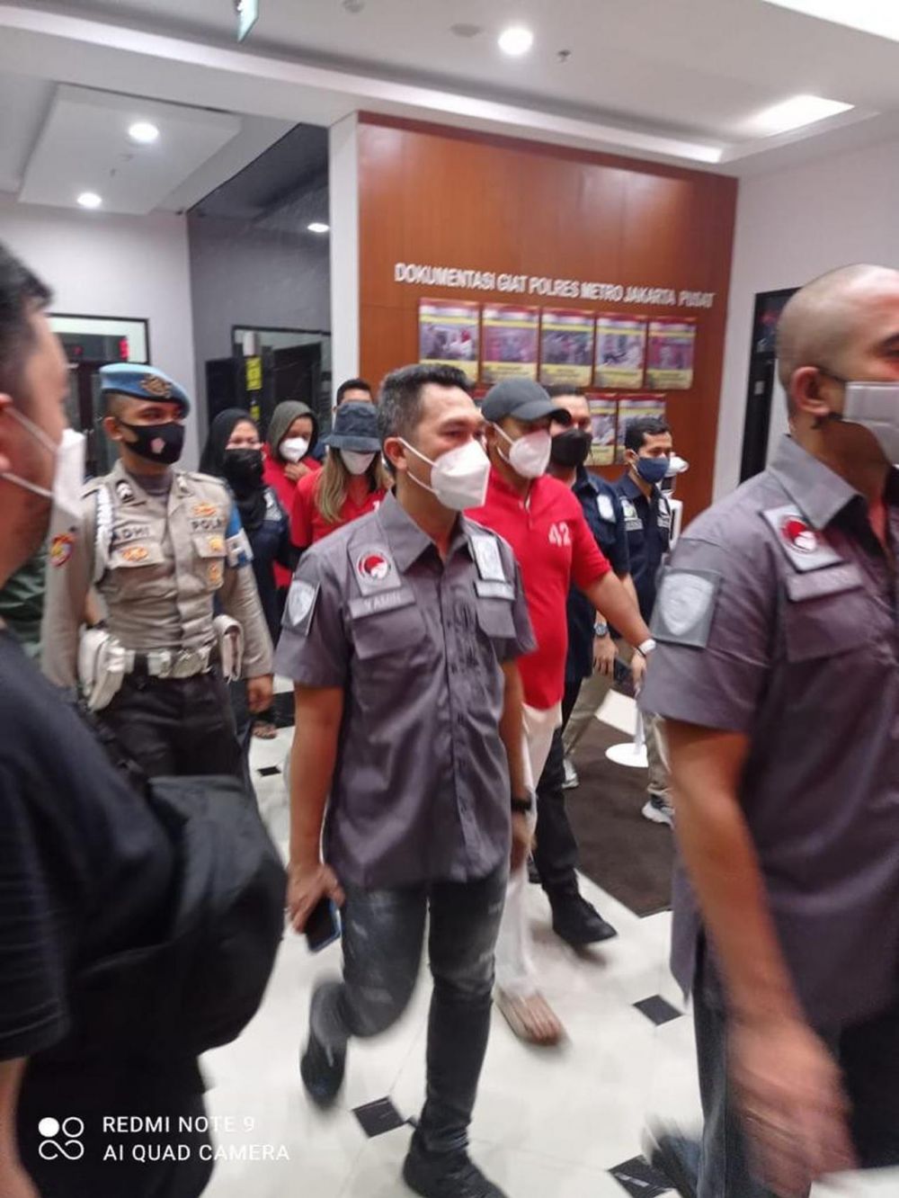 Potret Nia Ramadhani & Ardi Bakrie pakai baju tahanan saat pemeriksaan