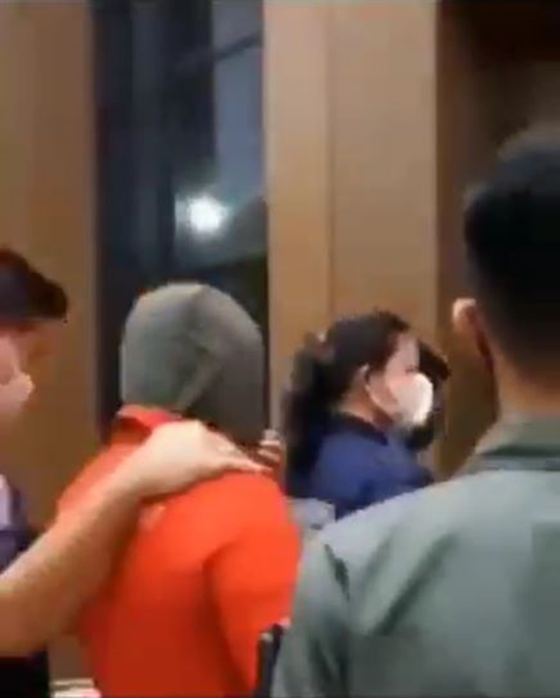 Potret Nia Ramadhani & Ardi Bakrie pakai baju tahanan saat pemeriksaan