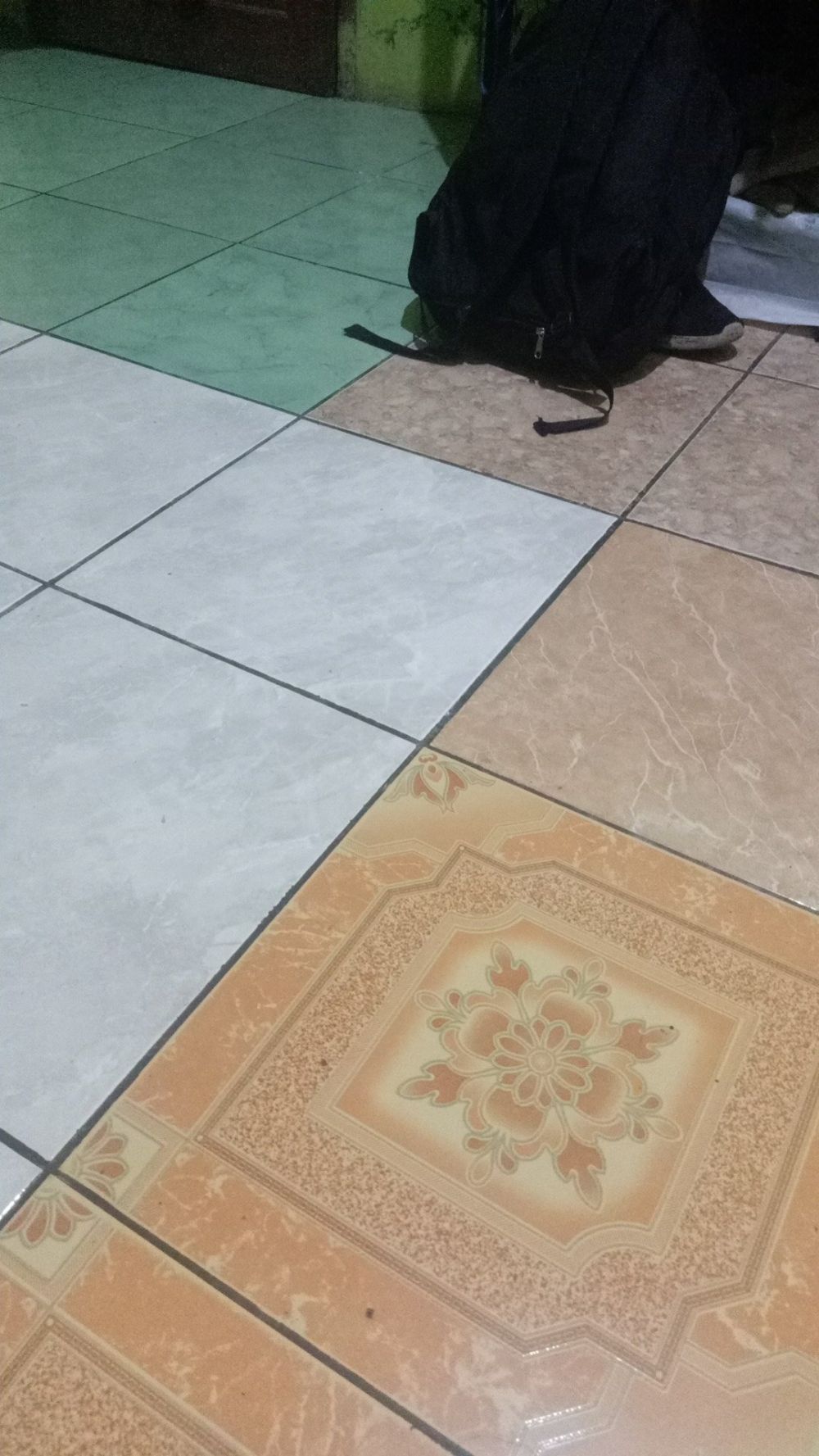 12 Potret lucu lantai keramik ini nyelenehnya bikin ikut dongkol