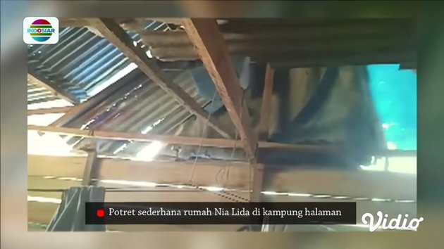 10 Potret rumah Nia LIDA di kampung halaman, sederhana berdinding kayu