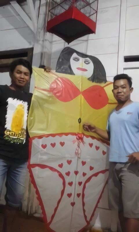 20 Bentuk nyeleneh layang-layang ini bikin males main
