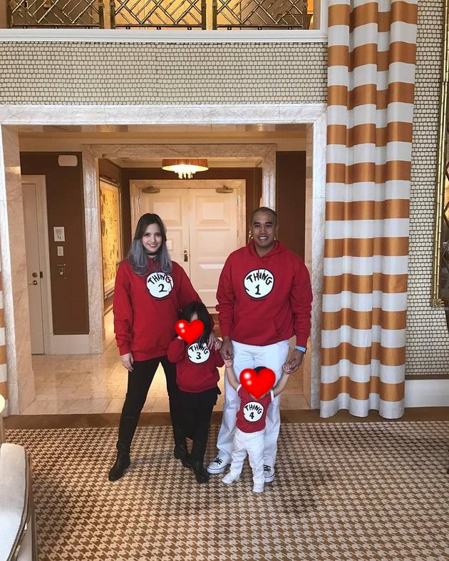 10 Gaya kompak Nia Ramadhani dan Ardi Bakrie pakai baju senada