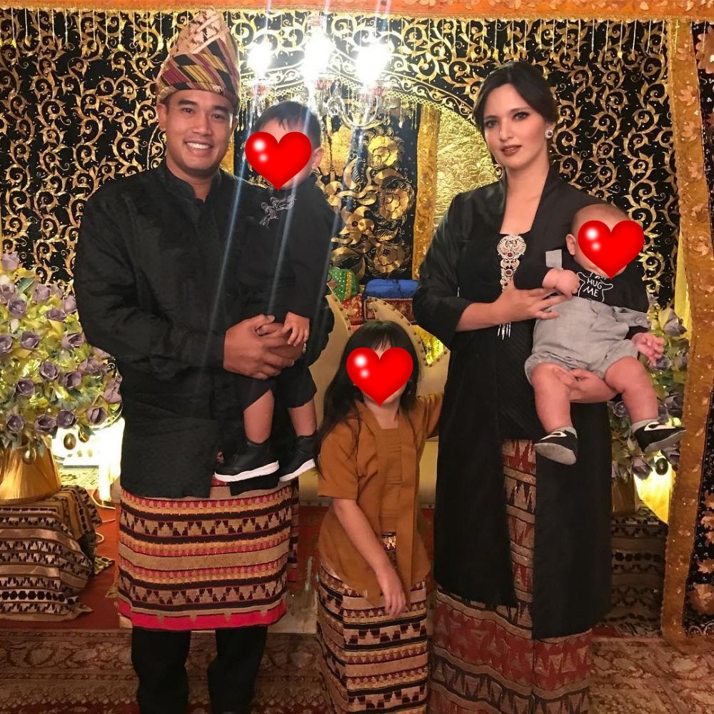 10 Gaya kompak Nia Ramadhani dan Ardi Bakrie pakai baju senada