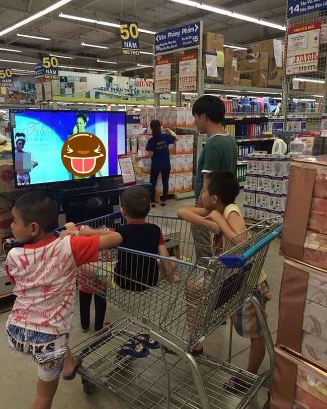 10 Potret lucu totalitas orang nonton TV ini bikin tepuk jidat