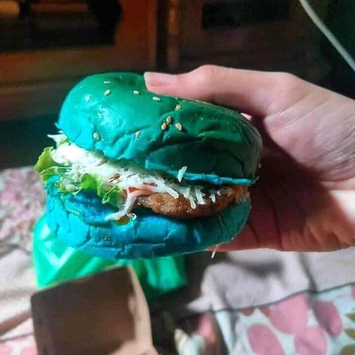 10 Cara lucu makan biar kelihatan 'mewah' ini bikin geleng kepala