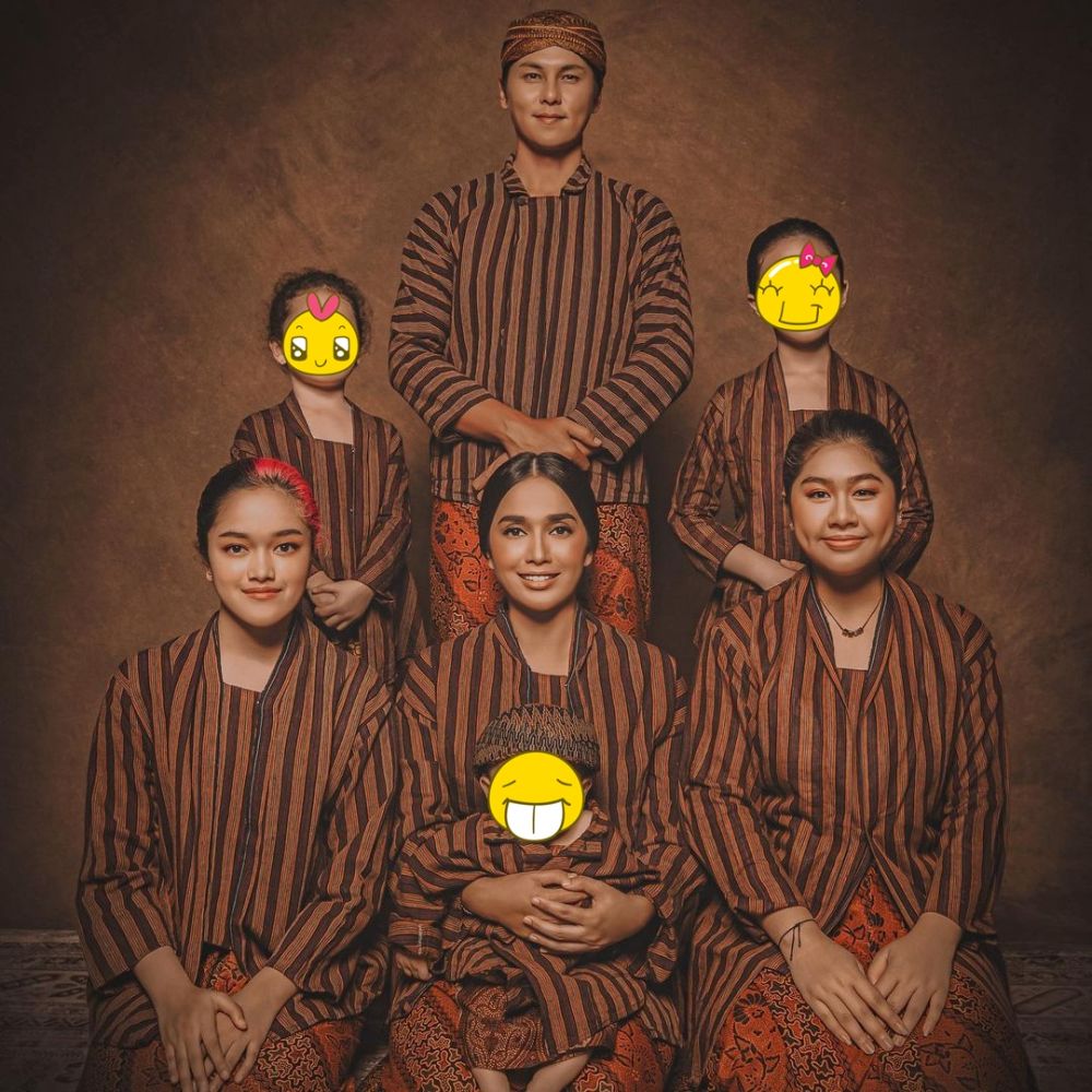 Gaya pemotretan 9 keluarga seleb dengan tema jadul, ikonik abis