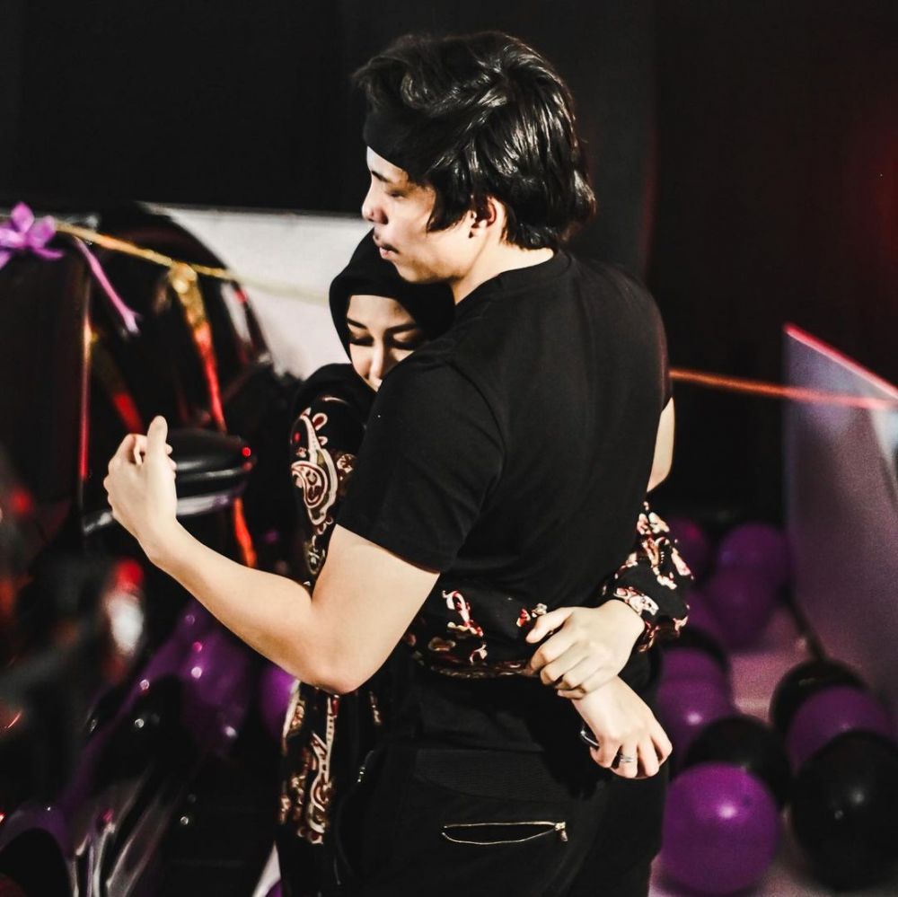 Ulang tahun ke-23, ini 10 momen Aurel dapat kado mobil mewah dari Atta