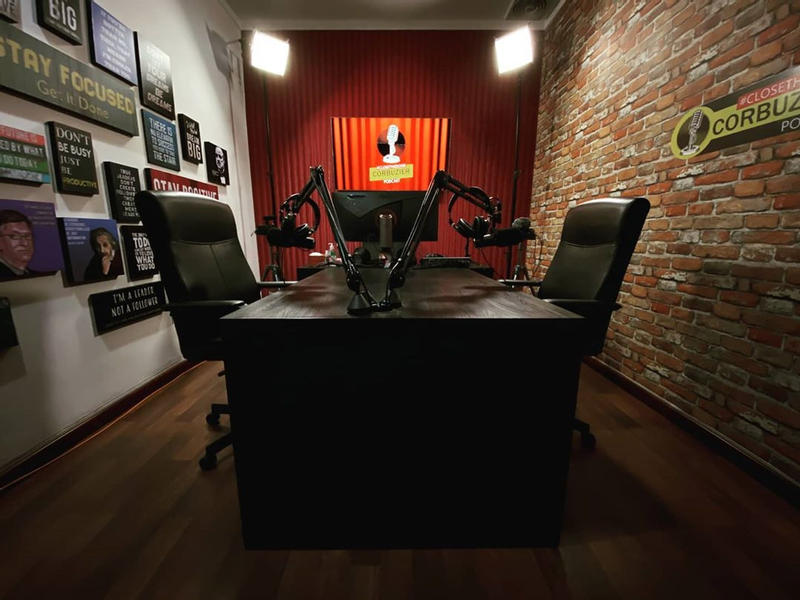 Potret studio podcast 6 presenter, Deddy Corbuzier habis Rp 400 juta