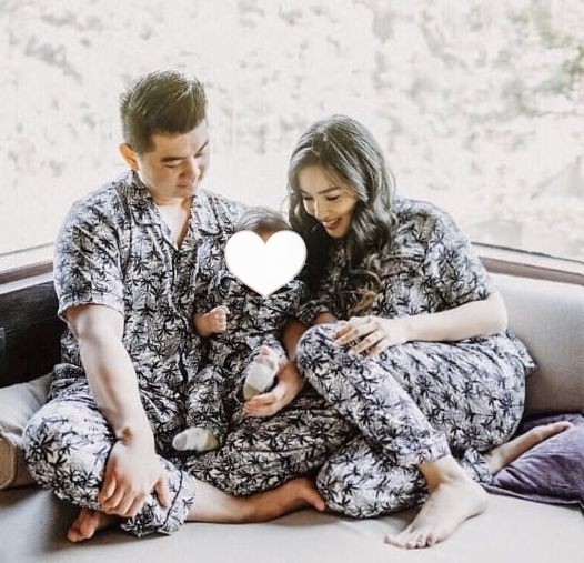 Gaya pemotretan 10 keluarga seleb pakai piyama, tetap kece