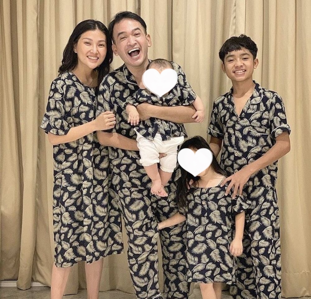 Gaya pemotretan 10 keluarga seleb pakai piyama, tetap kece