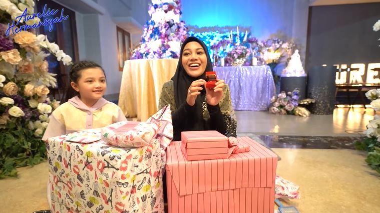 9 Momen Aurel Hermansyah buka kado ultah, dari Arsy-Arsya penuh kesan