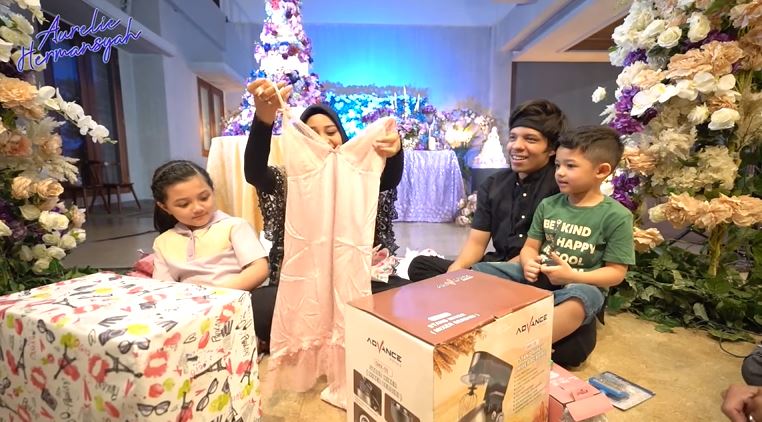 9 Momen Aurel Hermansyah buka kado ultah, dari Arsy-Arsya penuh kesan
