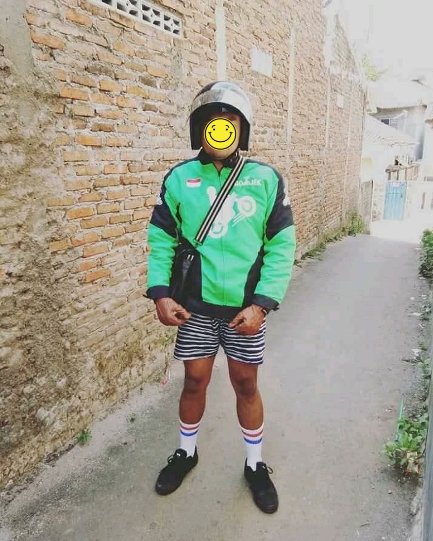 15 Outfit lucu driver ojek online ini bikin penumpang senyum heran