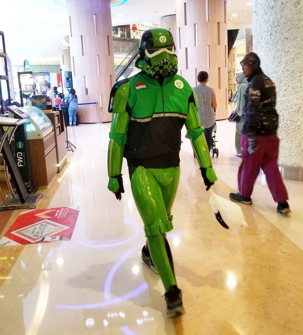 15 Outfit lucu driver ojek online ini bikin penumpang senyum heran