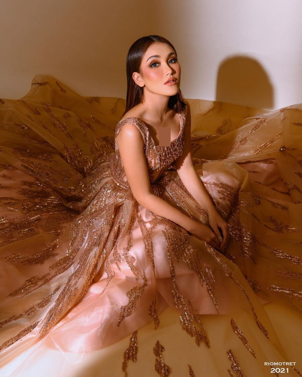 Beda gaya 10 pedangdut pemotretan tema glamor, Ayu Ting Ting manglingi