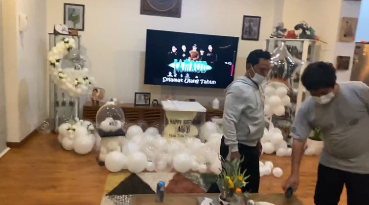 9 Momen ultah Rizky Billar ke-26, diceburin ke kolam bareng Lesty