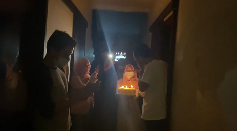 9 Momen ultah Rizky Billar ke-26, diceburin ke kolam bareng Lesty