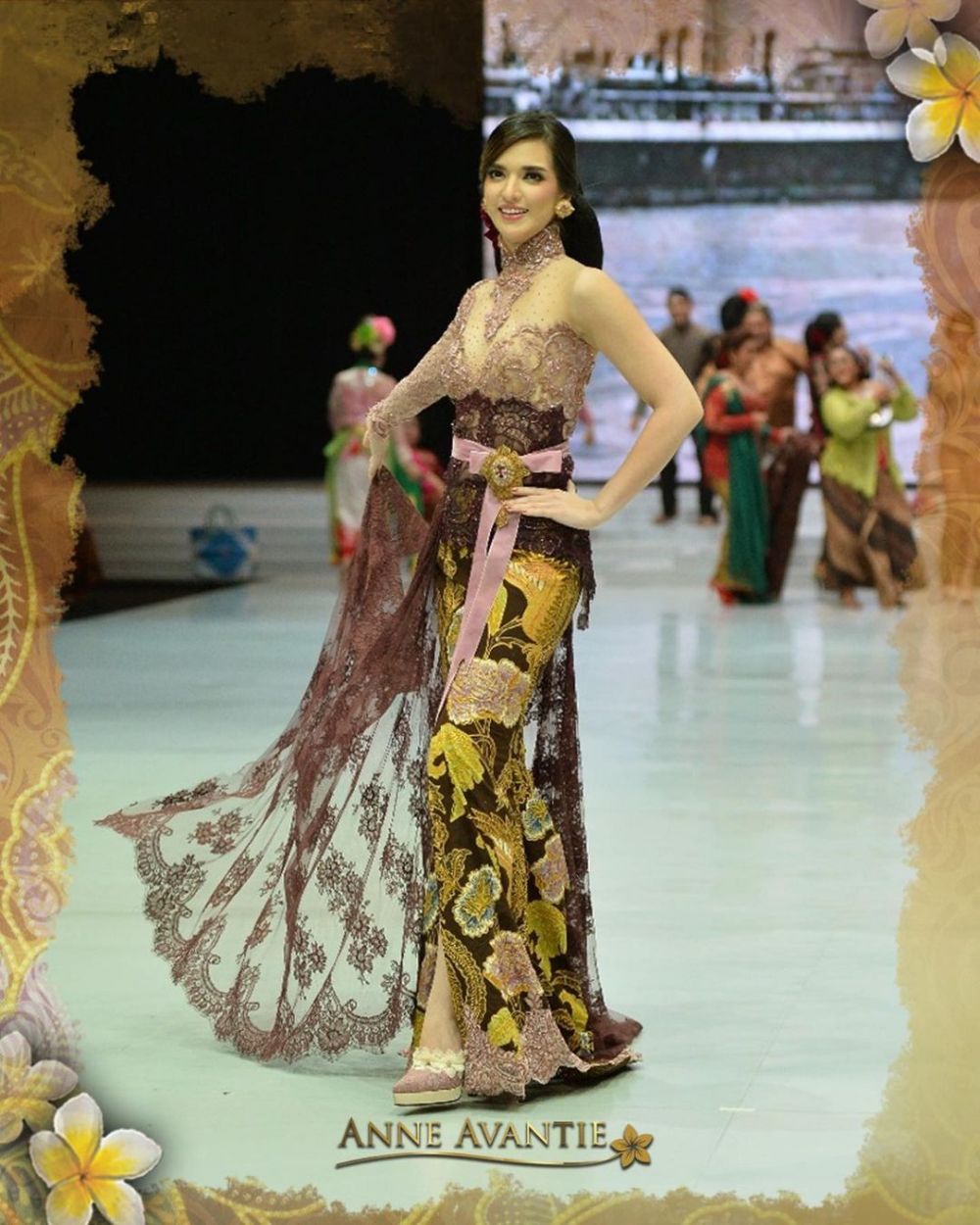 10 Potret Nia Ramadhani catwalk dengan kebaya karya Anne Avantie
