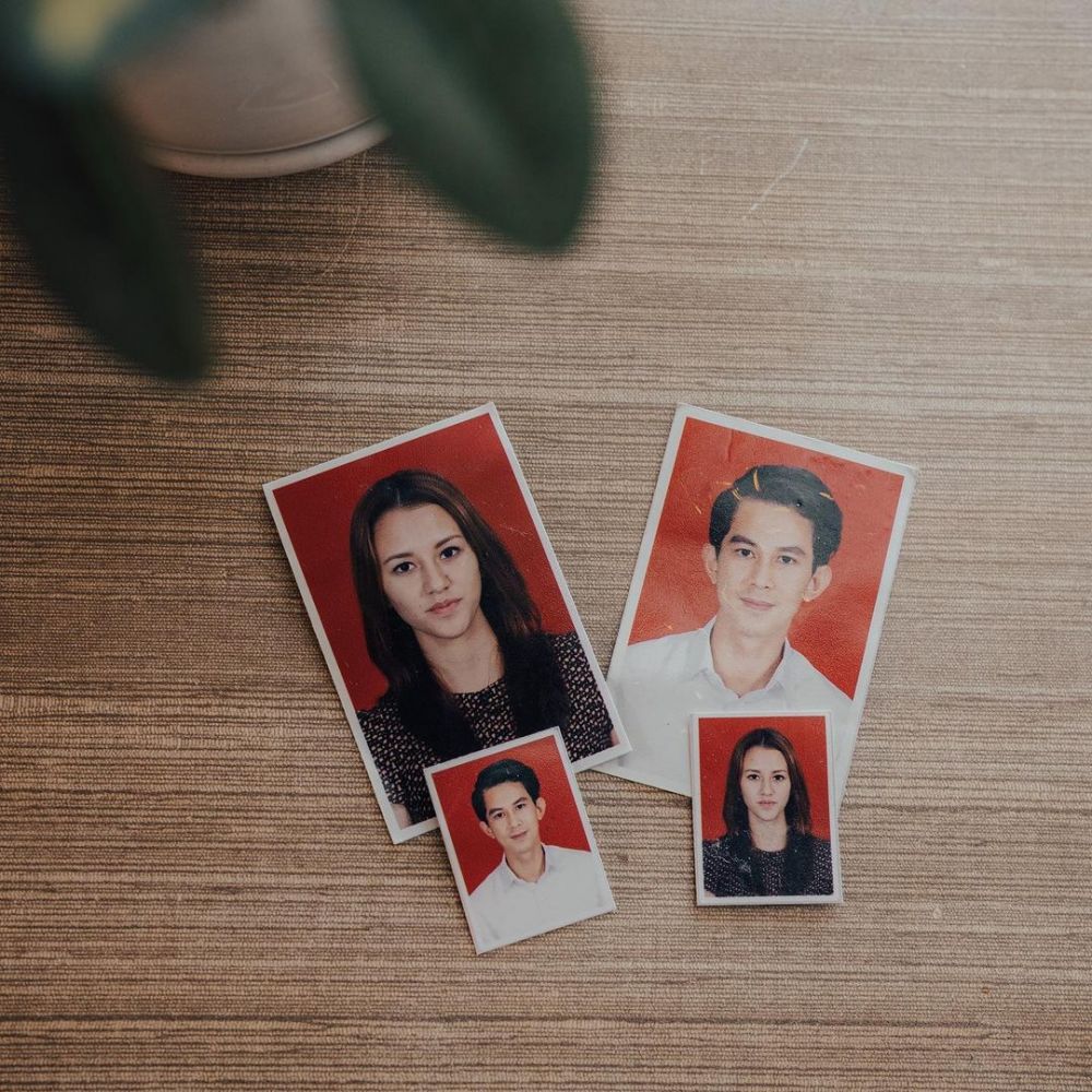 Pasfoto buku nikah 7 pasang seleb dengan latar merah, bikin baper