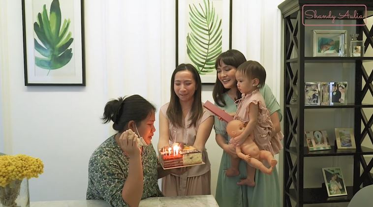 10 Momen Shandy Aulia beri kejutan ultah babysitter-nya, hadiahi emas